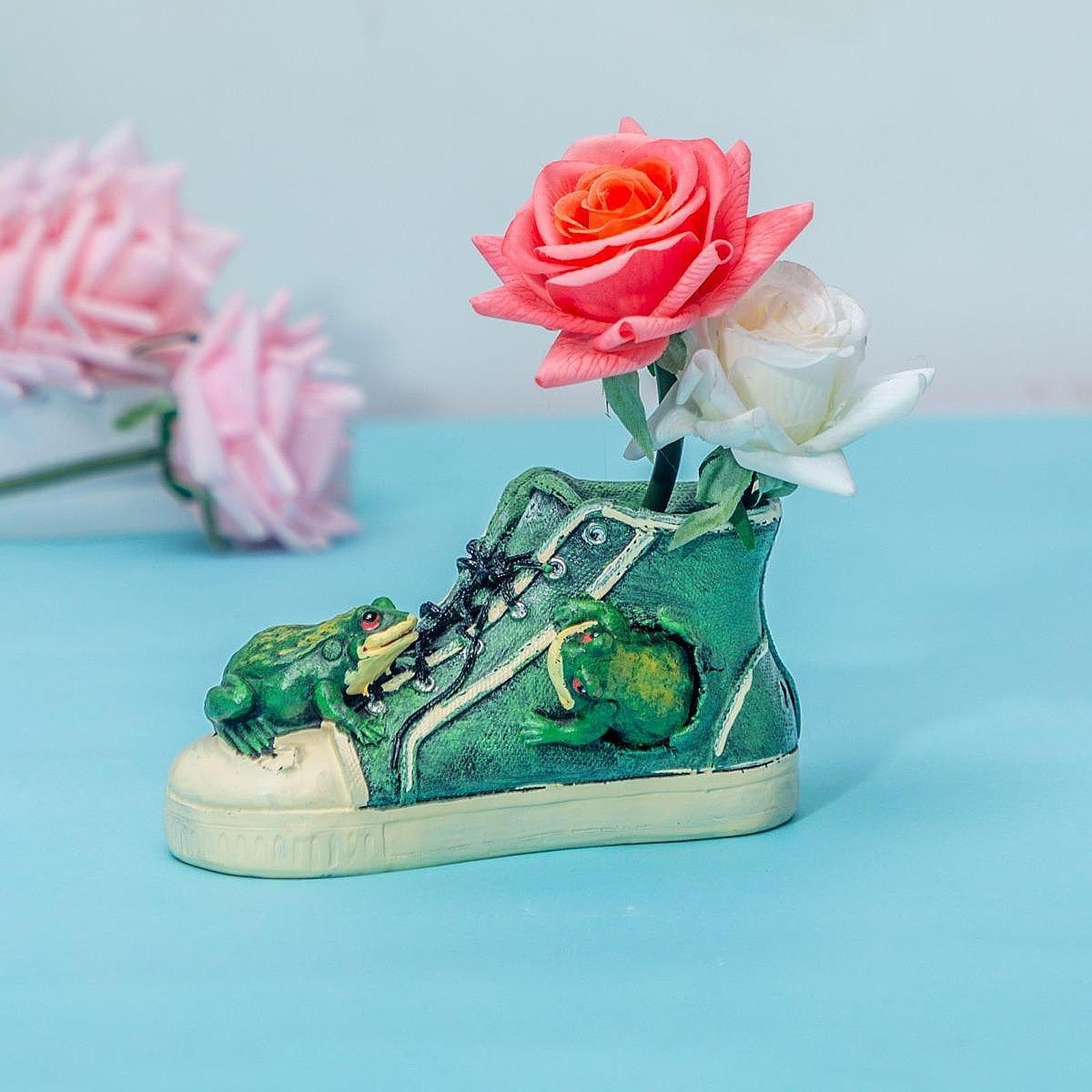 Garden Frog Shoe Statue Cute Resin Animal Figurine for Farmhouse Porch Patio