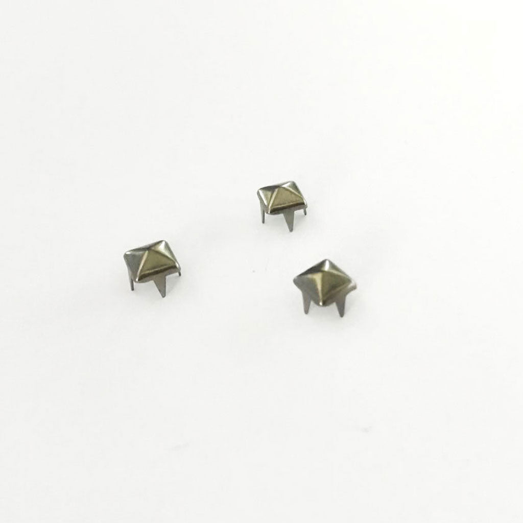 300 Picees Square Punk Nailheads Spikes for Clothing Shoes Decor Gray Black