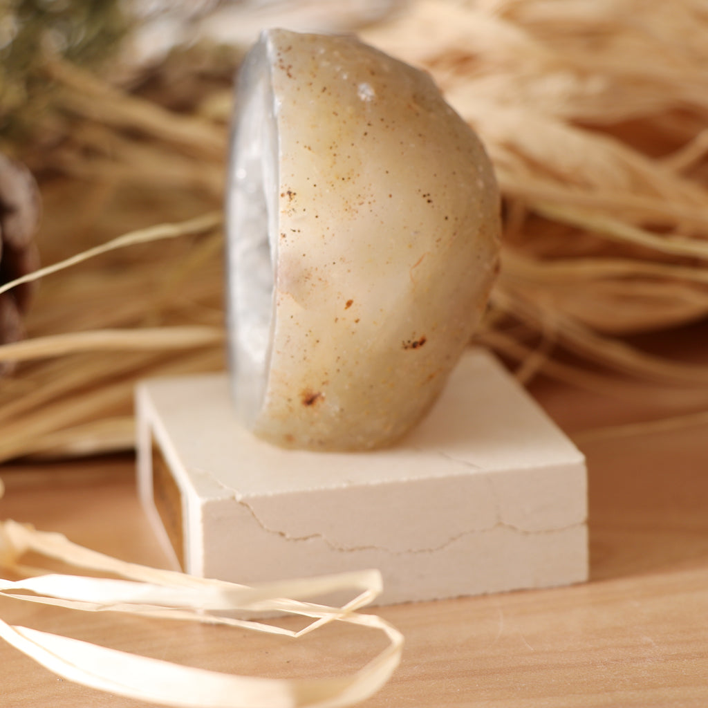 Natural Crystal Geode Fluorite Ornaments Rock for Table Decoration Brown
