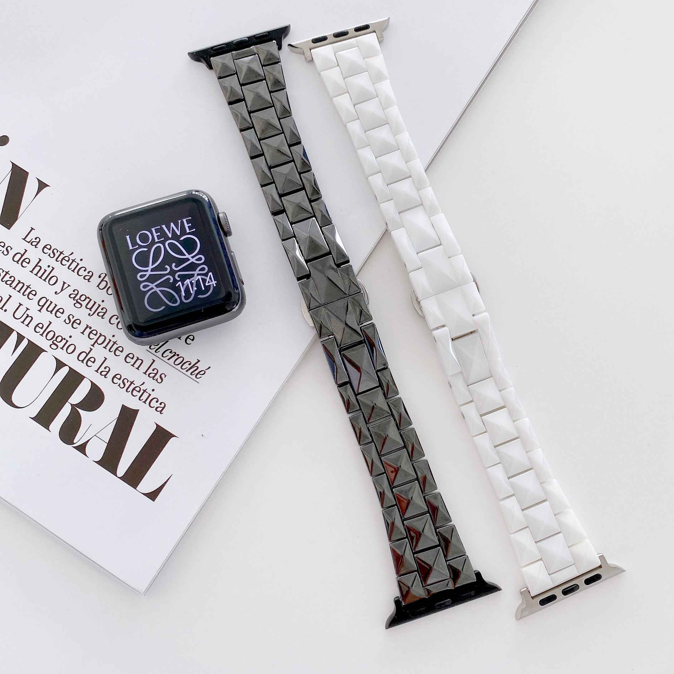 Rhombus Grid Design Ceramic Watch Band Strap for Apple Watch Ultra 49mm / Series 8 45mm / 7 45mm / SE 44mm / SE (2022) 44mm / Series 6 / 5 / 4 44mm / Series 3 / 2 / 1 42mm - White