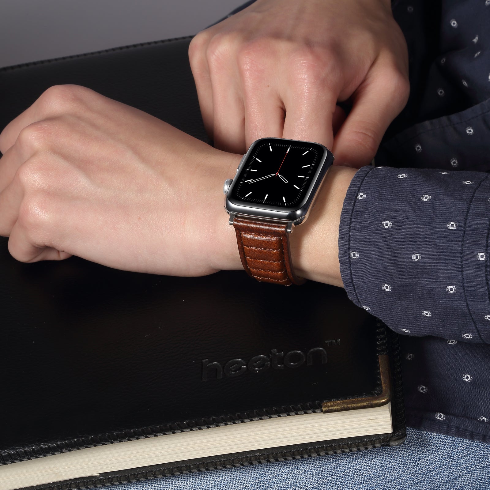 For Apple Watch Ultra 49mm / Series 8 / 7 45mm / SE / SE (2022) / 6 / 5 / 4 44mm / 3 / 2 / 1 42mm Watch Band Waxy Cowhide Leather Strap - Brown - UNIQBUY
