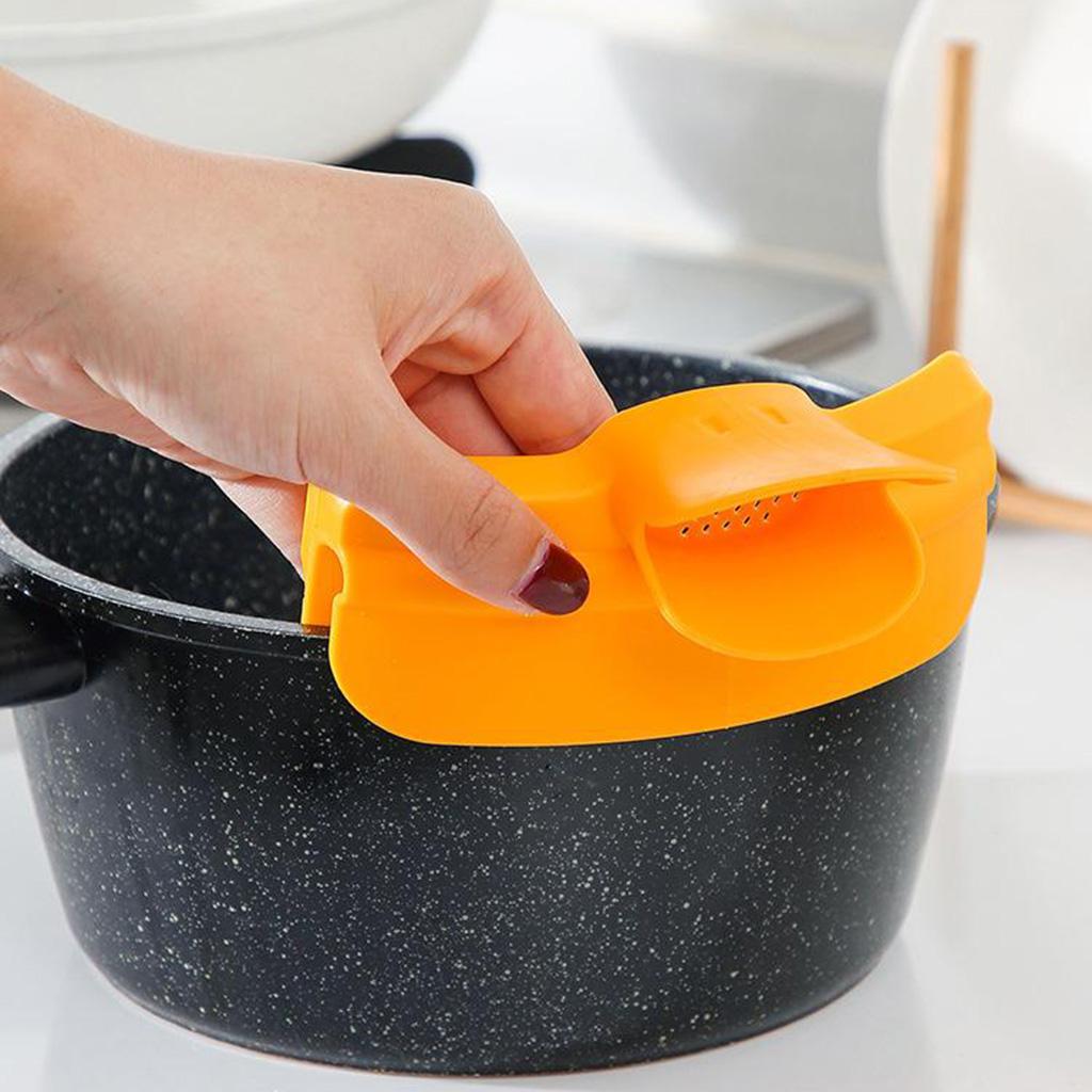 Pour Soup Funnel Clip-on Round Pot Soup Spout Water Deflector Kicthen Gray
