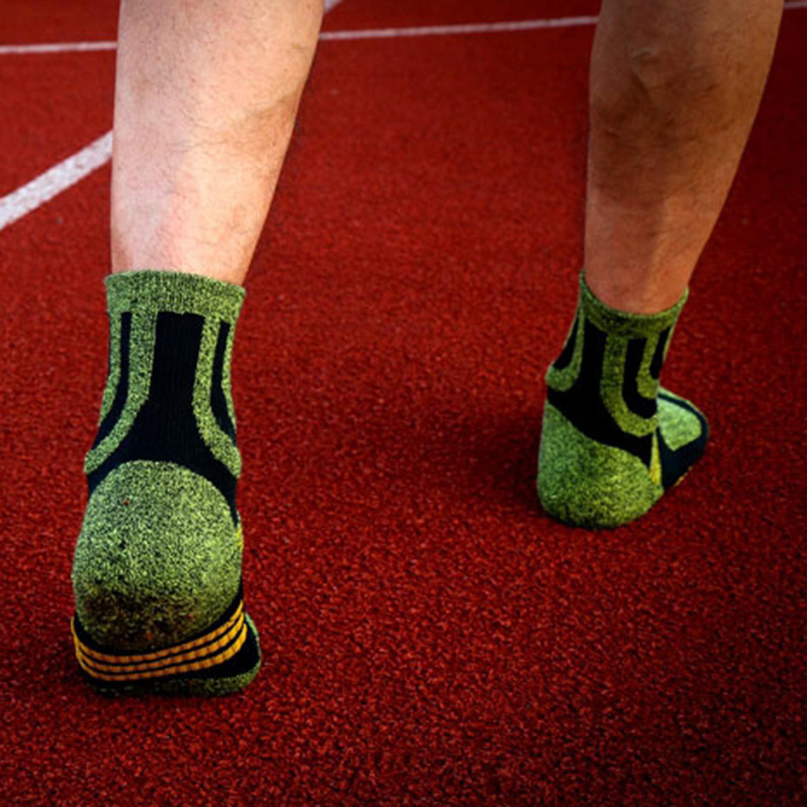 Men Running Sport Socks Snow Socks Seamless Sleeping Fuzzy Socks green black