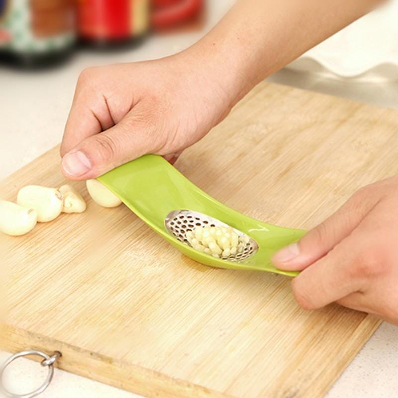 2 PCS Multifunctional Stainless Steel Arc-shaped Garlic Press Household Manual Garlic Crusher, Random Color Delivery