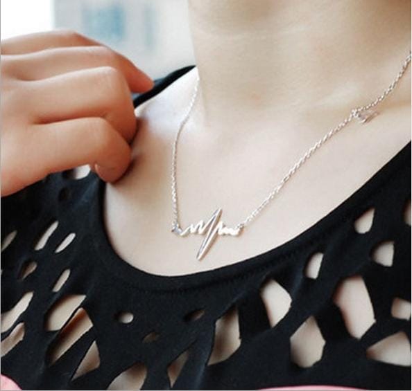 Necklace Love Shaped Titanium Steel Heartbeat Lockbone Chain Heart Pendant Necklace Female Retro Necklace Jewelry Accessorie (Gold)