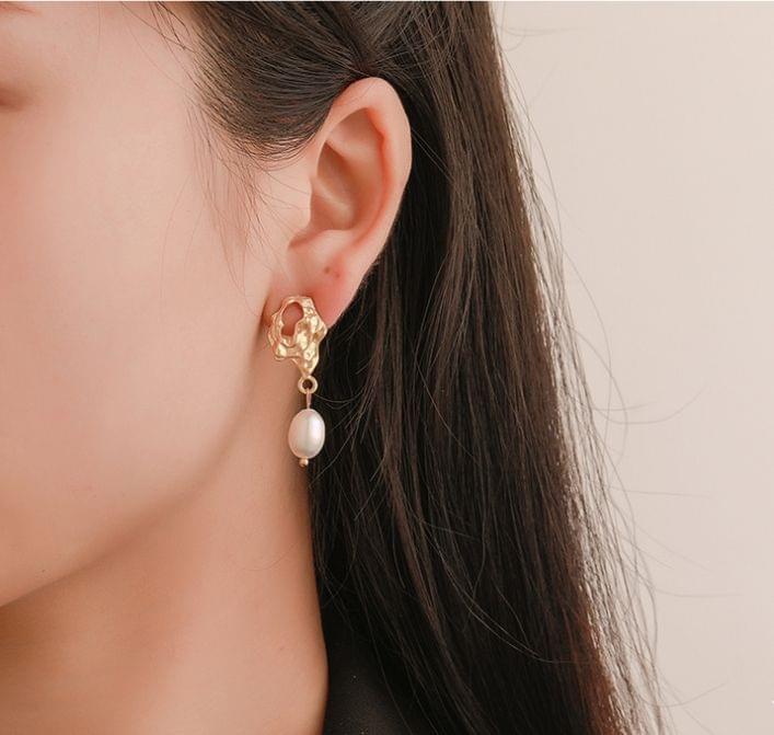 Simple Irregular Geometric Pearl Matte Gold Pleated Earrings