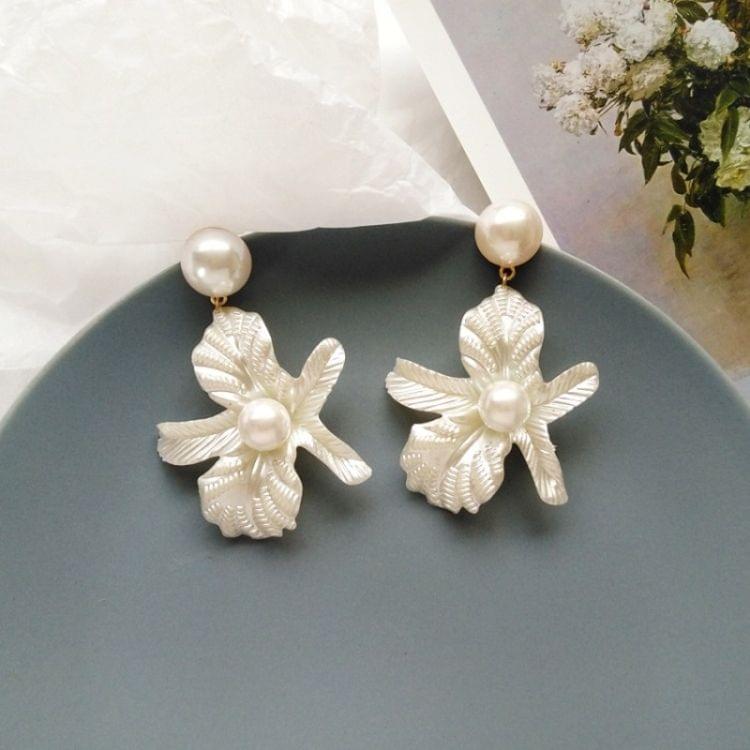 Simple Creative White Resin Flowers Clip Earrings Girl Women Fashion Personality Imitation Pearl Jewelry(Clip Earring)