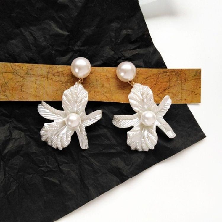 Simple Creative White Resin Flowers Clip Earrings Girl Women Fashion Personality Imitation Pearl Jewelry(Clip Earring)