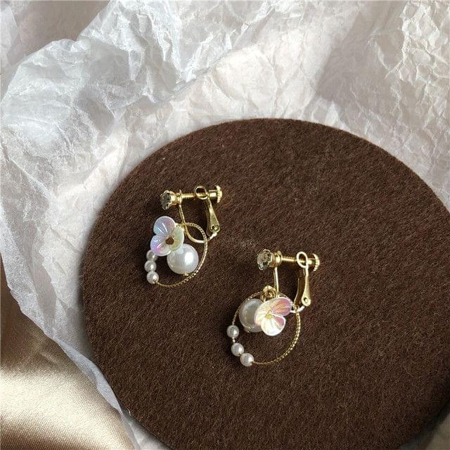 Fashion White Flower Female Temperament Round Geometry Pearl Earrings(Clip Earring)