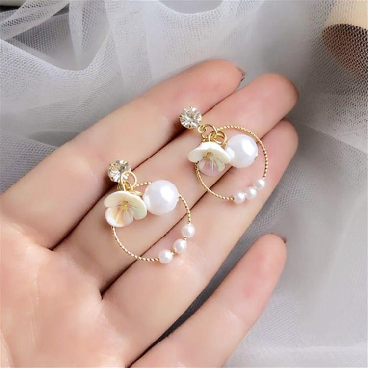 Fashion White Flower Female Temperament Round Geometry Pearl Earrings(Clip Earring)