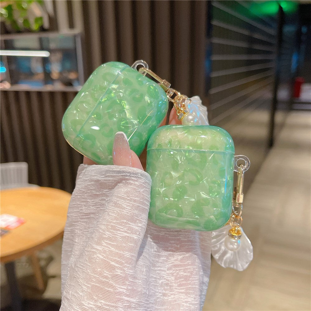Compatible With  AirPods 5 / 4 Earphone Case Shell Pattern TPU Cover with Shell Pendant - Green