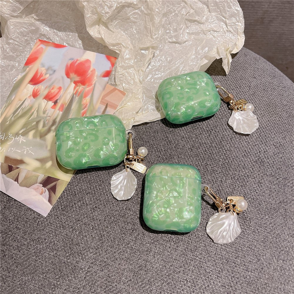 Compatible With  AirPods 5 / 4 Earphone Case Shell Pattern TPU Cover with Shell Pendant - Green