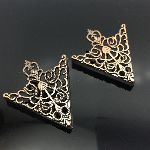 1 Pair Crown hollow pattern collar buckle(Gold)