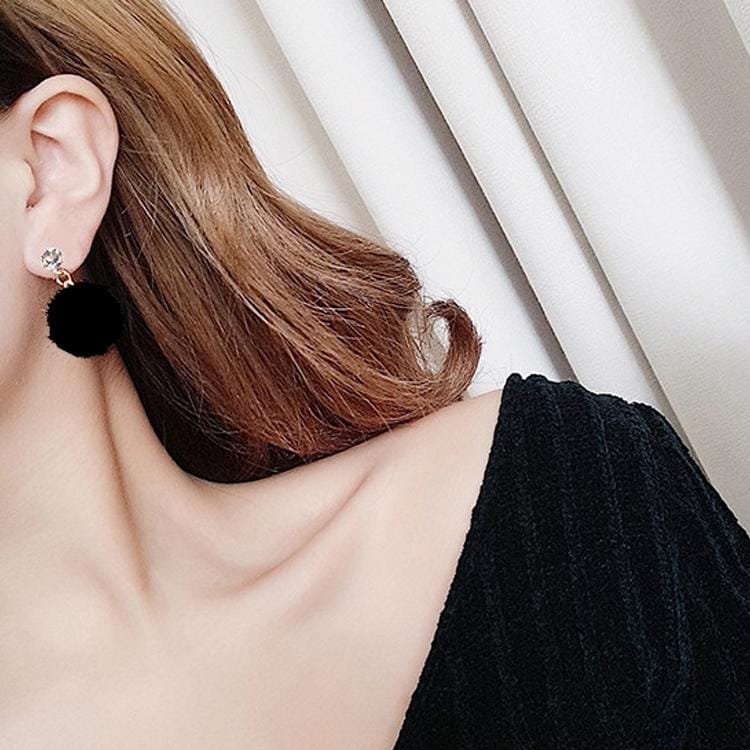 Short Paragraph Wild Simple Hair Ball Earrings (black)