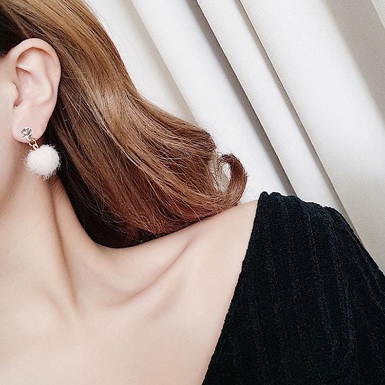 Short Paragraph Wild Simple Hair Ball Earrings (white)