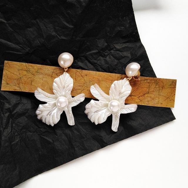 Simple Creative White Resin Flowers Clip Earrings Girl Women Fashion Personality Imitation Pearl Jewelry (Clip Earring)