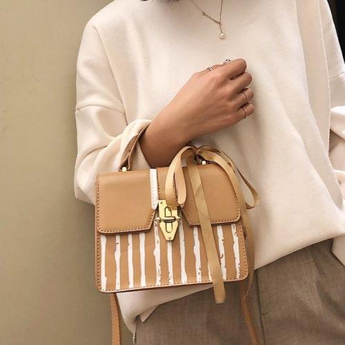 Stripe Pattern Lock Buckle PU Shoulder Bag Ladies Handbag Messenger Bag with Silk Ribbon (Beige)