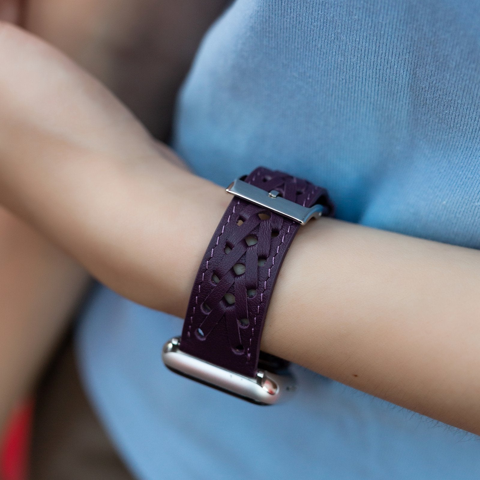 For Apple Watch Ultra 49mm / Series 8 45mm / 7 45mm / Series 6 / 5 / 4 / SE 44mm / SE (2022) 44mm / Series 1 / 2 / 3 42mm Hollow-out Woven Watch Strap Genuine Leather V-shaped Wrist Band - Purple
